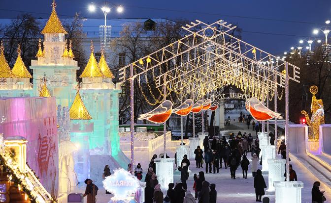 На фото: горожане на открытии Ледового городка в Екатеринбурге