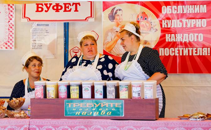 На фото: продавщицы в палатке в Минске, Белоруссия.