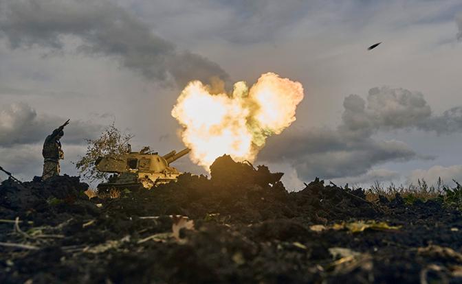 На фото: украинский военнослужащий у самоходной артиллерийской установки.