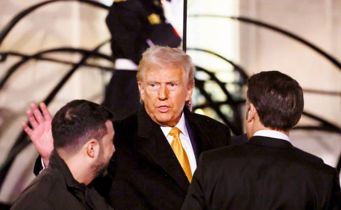 На фото (слева направо): президент Украины Владимир Зеленский, избранный президент США Дональд Трамп и президент Франции Эммануэль Макрон.