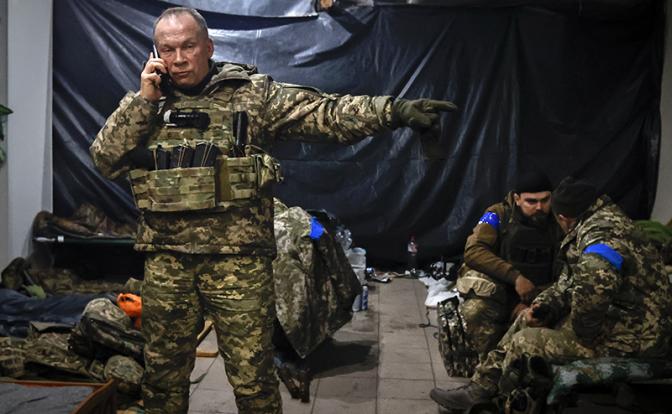 На фото: командующий Сухопутными войсками Вооружённых сил Украины, генерал-полковник Александр Сырский
