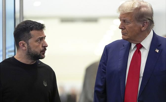 На фото: избранный президент США Дональд Трамп (справа) и президент Украины Владимир Зеленский (слева)