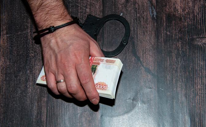 Коррупция на дорогах: УФСБ задержало гаишника-взяточника в Челябинской области