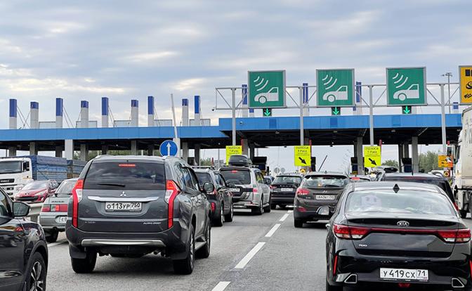 На фото: автомобили перед въездом на платный участок трассы М-4.