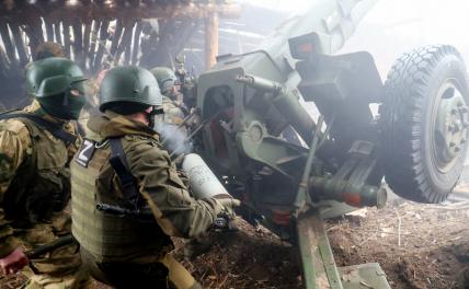 На фото: военнослужащие артиллерийского подразделения мотострелкового полка в составе группировки войск "Днепр" во время работы расчета 122-мм гаубицы Д-30 в зоне СВО.