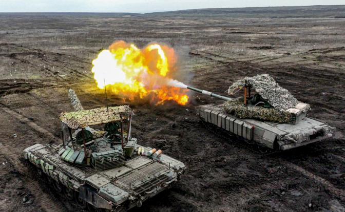 На фото: боевая работа экипажей танков Т-80 в зоне СВО.