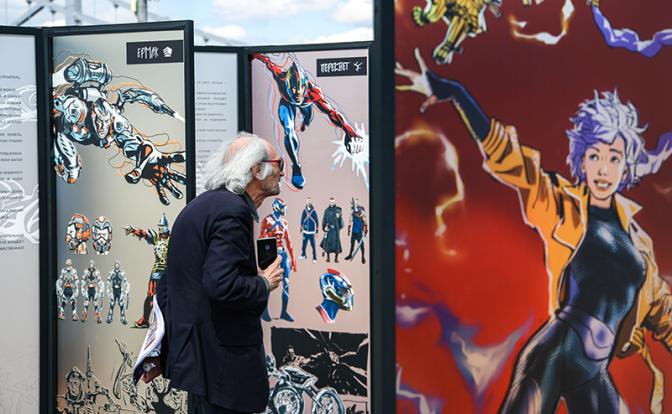 На фото: посетитель выставки "Российская креативная неделя", направленной на развитие креативных индустрий в стране.