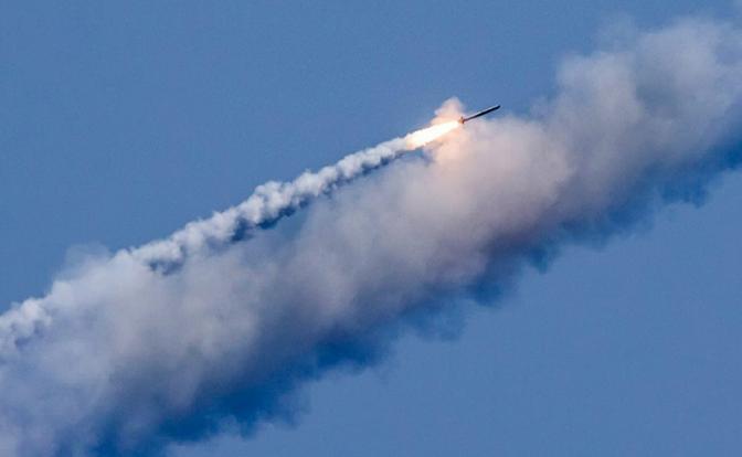 На фото: запуск крылатой ракеты "Калибр".