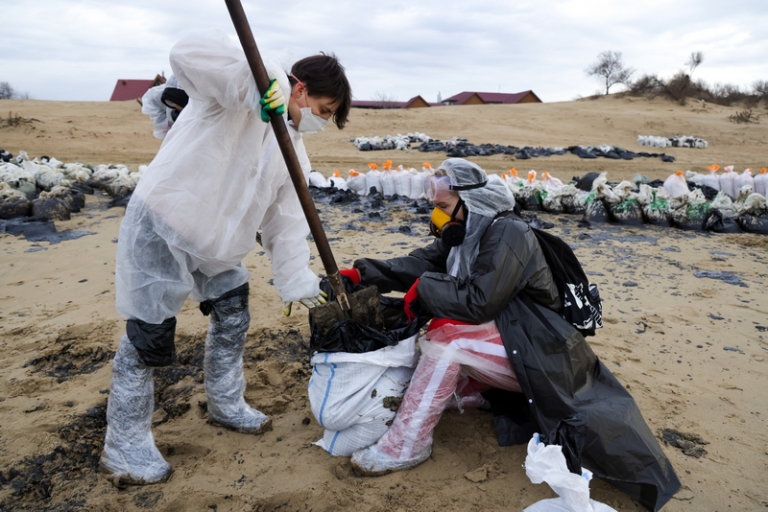 На фото: волонтеры во время сбора разлитого мазута на пляже. 15 декабря 2024 года в Керченском проливе потерпели крушение танкеры "Волгонефть-212" и "Волгонефть-239", перевозившие более 9 тысяч тонн мазута, часть топлива попала в воду. 