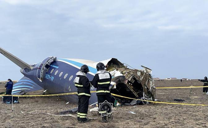 На фото: спасатели на месте крушения под Актау пассажирского самолета Embraer ERJ-190AR Azerbaijan Airlines