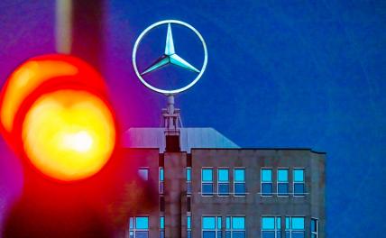 На фото: звезда "Мерседеса". Mercedes Benz Group AG, филиал в Мерингене, Баден-Вюртемберг, Штутгарт, Германия.