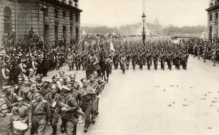 На фото: русские войска в Париже, 1916 год.