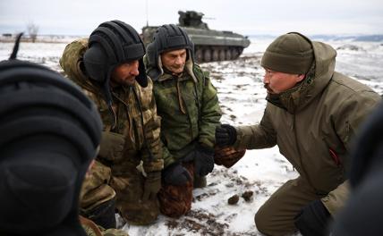 На фото: военнослужащие экипажей танков Т-90 "Прорыв", Т-72 и БМП-1АМ "Басурманин" в зоне СВО.