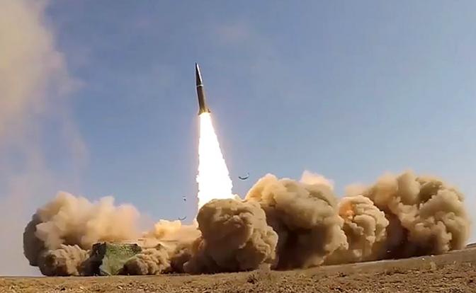 На фото: пуск ракеты оперативно-тактического ракетного комплекса (ОТРК) "Искандер-М".