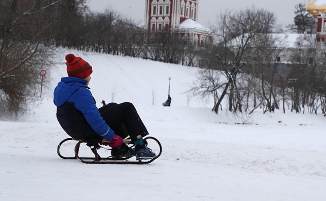 Подросток в Красноярске разбил голову, катаясь с горки