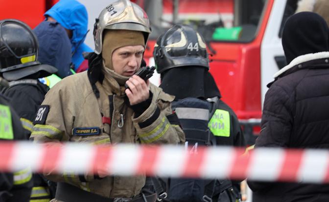 Пожар в гимназии Екатеринбурга тушили десять машин МЧС