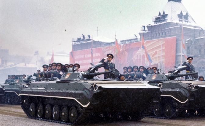 На фото: гусеничные боевые машины пехоты БМП-1 во время прохода по Красной площади на военном параде в честь празднования 53-й годовщины Великой Октябрьской социалистической революции, 1970 год.