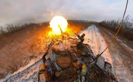 На фото: танк Т-80БВ группировки войск "Запад" во время боевой работы на Купянском направлении в зоне проведения специальной военной операции.