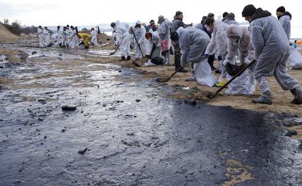 На фото: уборка пляжей после разлива мазута в Черном море