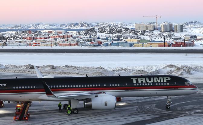 На фото: самолет президента США в аэропорту столицы Гренландии.