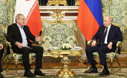 На фото: президент РФ Владимир Путин и президент Ирана Масуд Пезешкиан (справа налево) во время встречи в Кремле.
