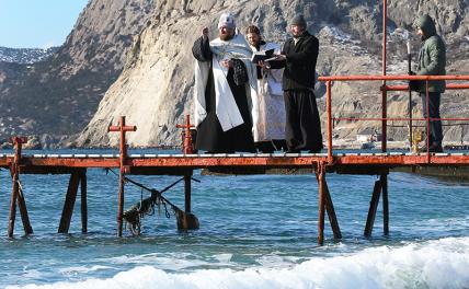 Крымский парадокс: Мазута нет, море чистое, на Крещение люди купались, хамса дохнет