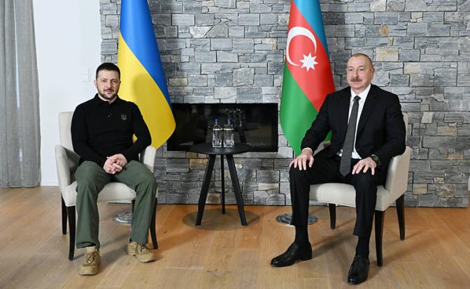 На фото: президент Азербайджана Ильхам Алиев встретился в Давосе с Президентом Украины