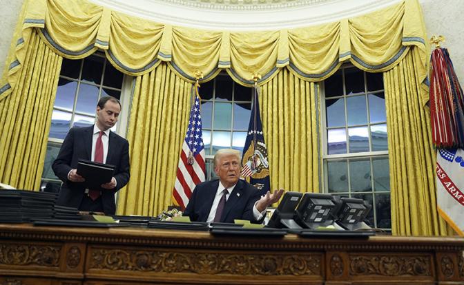 На фото: президент США Дональд Трамп во время подписания указов в Овальном кабинете Белого дома