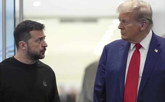 На фото: президент США Дональд Трамп (справа) и президент Украины Владимир Зеленский (слева)