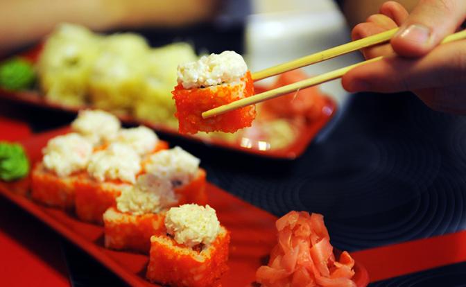 "Живой" сюрприз в премиум-роллах: екатеринбурженка нашла червей