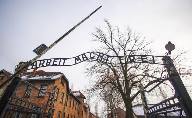 «А вот так»: Захарова о закрытии российской экспозиции в Освенциме