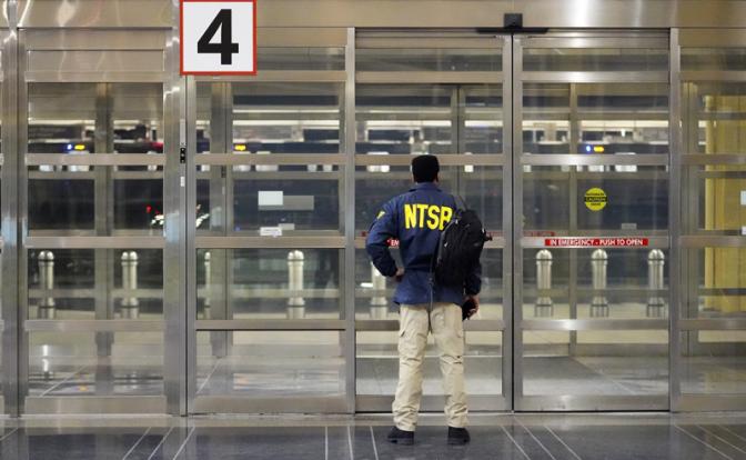 На фото: член Национального совета по безопасности на транспорте (NTSB) в аэропорту.