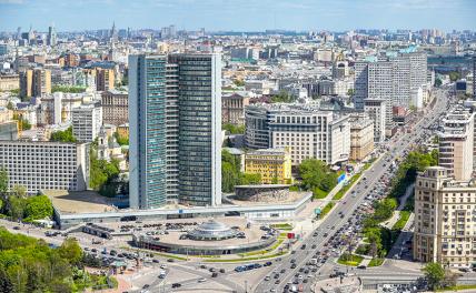 На фото: вид на комплекс зданий Правительства Москвы на Новом Арбате (Здание секретариата СЭВ) и улицу Новый Арбат (справа).