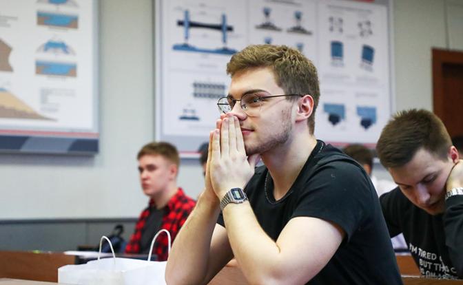 Профессия с дальним прицелом. Почему молодежь рвется в айтишники, когда стране нужны оружейники