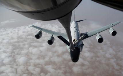 На фото: самолет RC-135 Rivet Joint ВВС США.