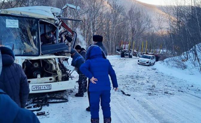 Следователи возбудили уголовное дело после жёсткого ДТП в Приморье с 15 пострадавшими