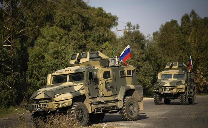 На фото: российские военнослужащие возле города Тартус в Сирии