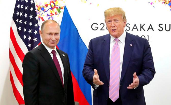 На фото (слева направо): президент России Владимир Путин и президент США Дональд Трамп.