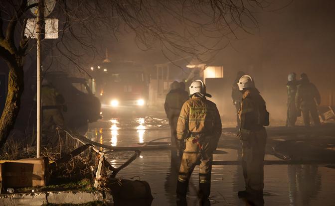 На фото: станица Благовещенская. Сотрудники МЧС России во время тушения пожара в пансионате, в котором находится действующий штаб волонтеров — ликвидаторов последствий разлива мазута