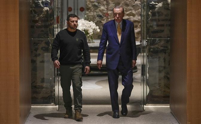 На фото: президент Турции Реджеп Тайип Эрдоган (справа), президент Украины Владимир Зеленский (слева)