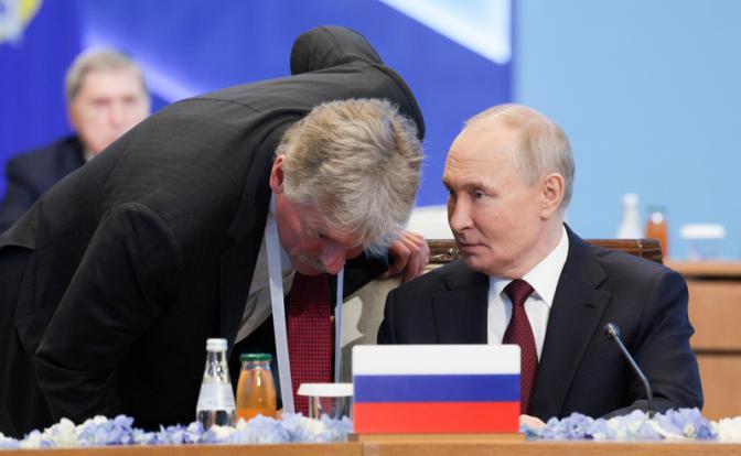 На фото: президент РФ Владимир Путин и пресс-секретарь президента РФ Дмитрий Песков (справа налево)