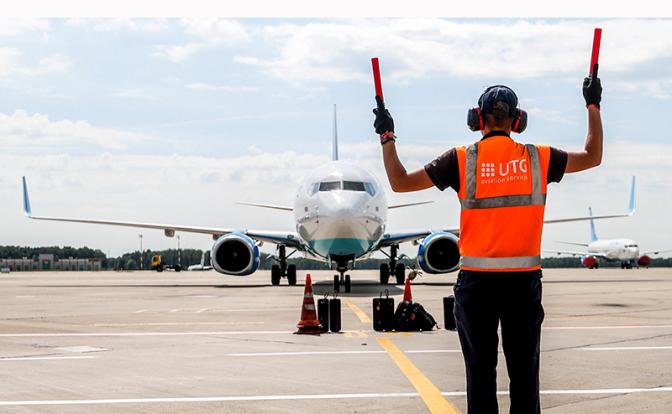 На фото: самолет Boeing 737 на территории Международного аэропорта Внуково в Москве.