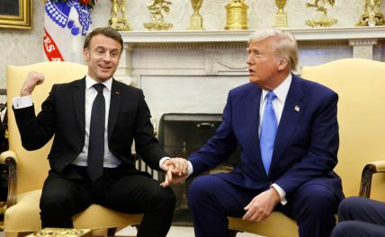 На фото (слева направо): президент Франции Эммануэль Макрон и президент США Дональд Трамп во время встречи.