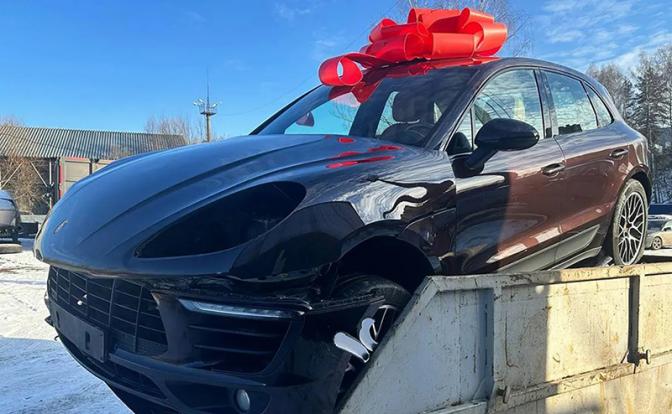 Россиянин выбросил на помойку подаренный жене Porsche
