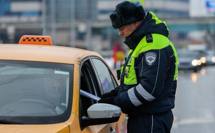 Мигрантов в такси обязали иметь российские права, но по факту сойдут и киргизские