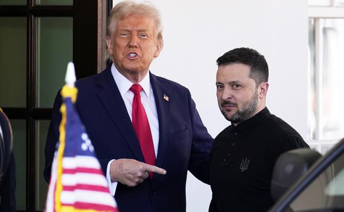 На фото: президент США Дональд Трамп и президент Украины Владимир Зеленский (слева направо)
