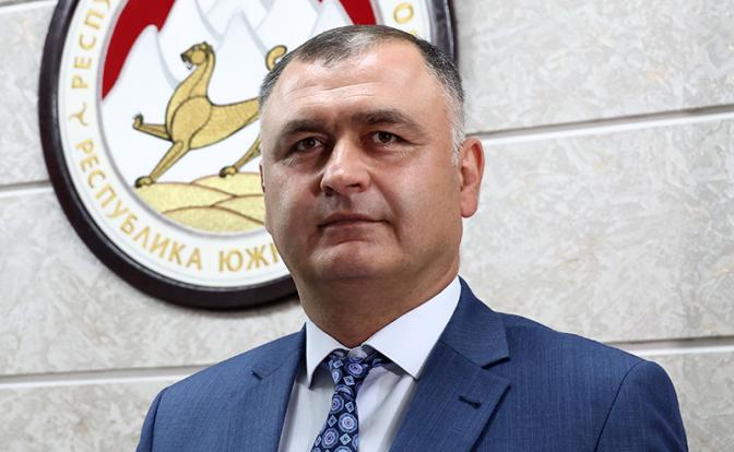 На фото: президент Южной Осетии Алан Гаглоев в своем кабинете.