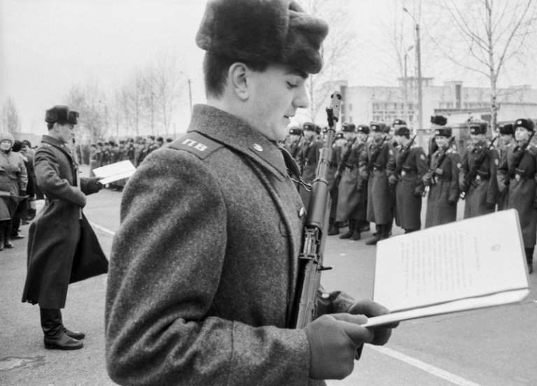 На фото: пограничники во время принятия присяги в Киеве, 1992 год. Формирование Вооруженных сил Украины.