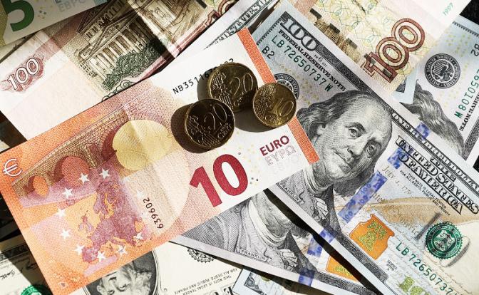 Доллар перепродали, евро перекупили: рубль планово отработал весеннее ослабление