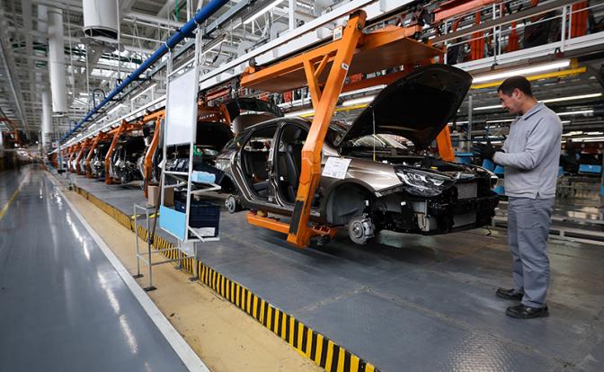 На фото: на автомобильном заводе "Автоваз"